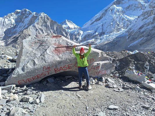 Thomas Morf hält am Everest Basecamp den Mountrainer triumphierend über seinen Kopf