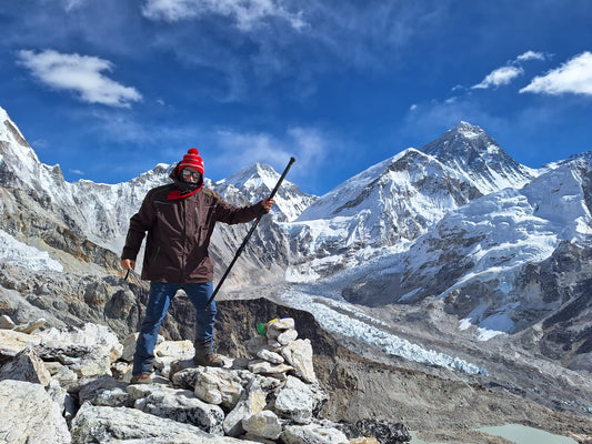 Thomas Morf mit Mount Everest im Hintergrund